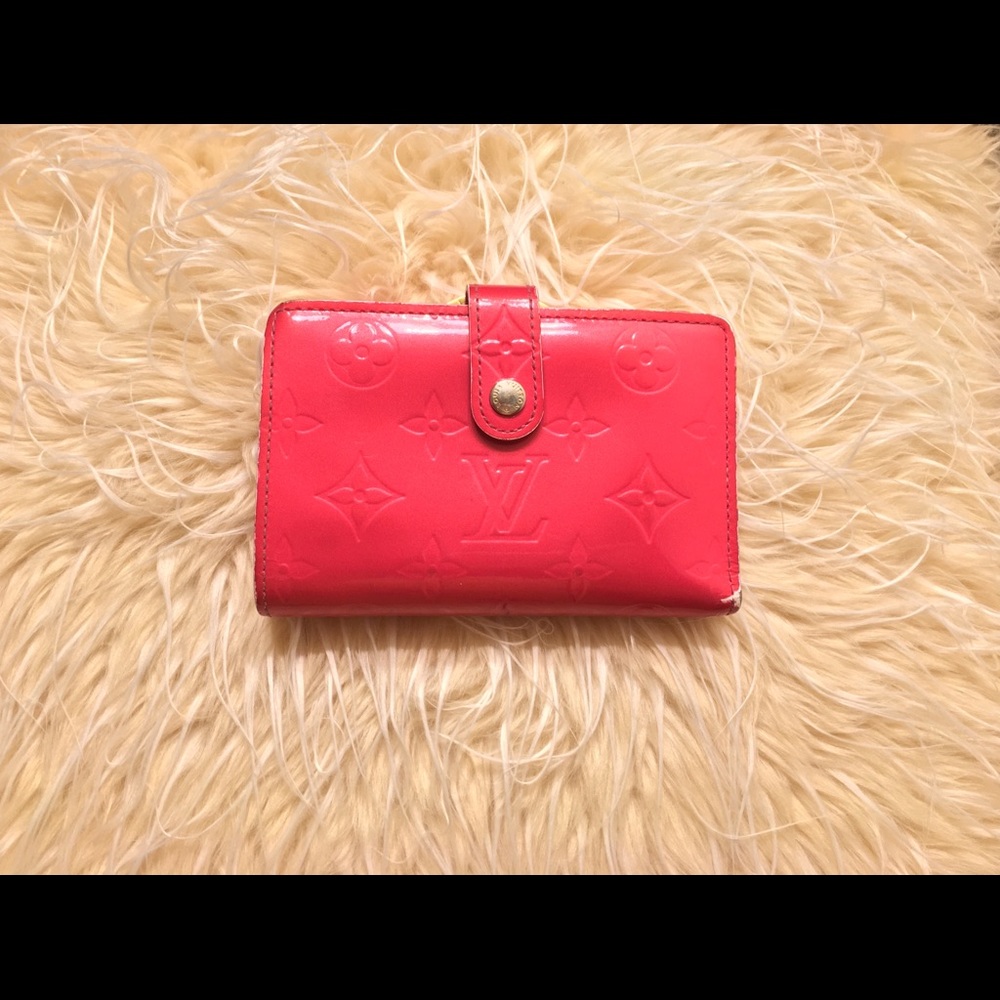 100% Authentic LOUIS VUITTON wallet. I bought it.